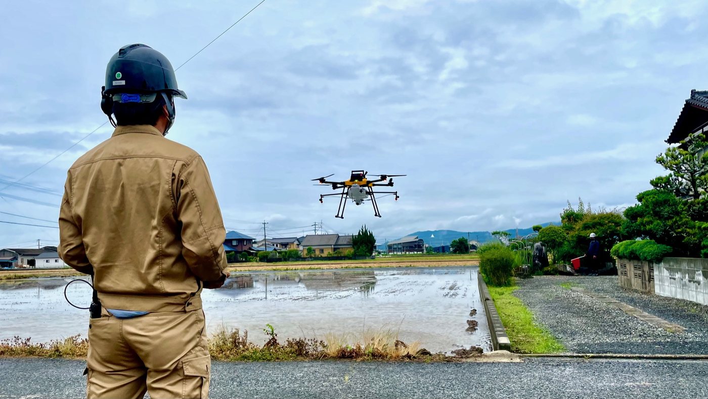 農業用ドローンによる散布作業
