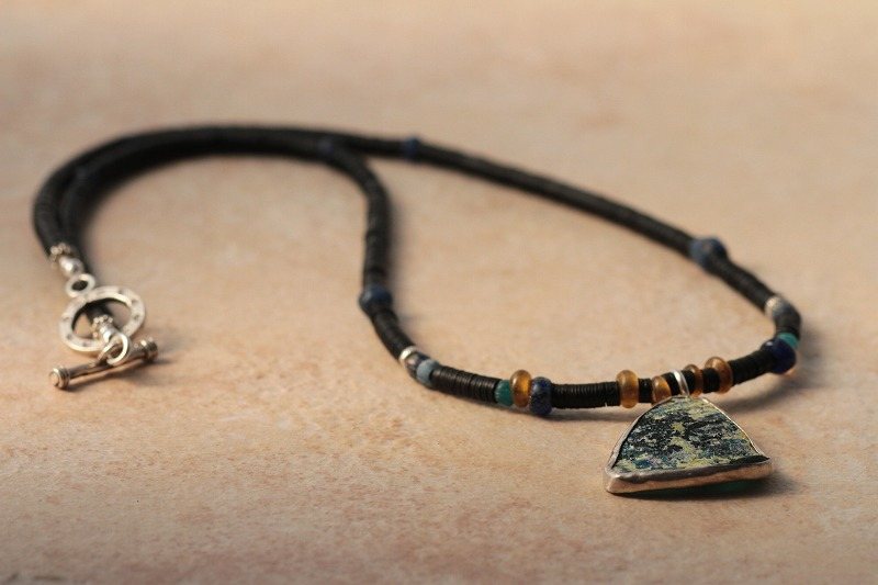 神秘的な輝き！古代ローマンブルーグラス とてもきれいなペンダント！